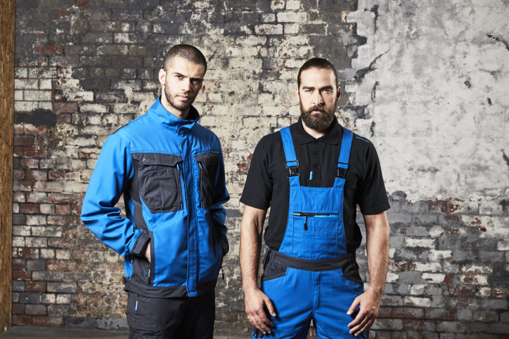2 hommes habillées en vêtement de travail